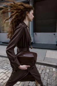 Robe midi marron à col en V avec ceinture et sac à main en cuir de style urbain