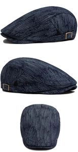 Détail de la casquette plate en jean montrant le tissu bleu et la boucle en métal