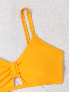 Detail eines hellorangen Bikini-Tops mit schmalen Trägern, Knotendetail und Cut-out-Stil