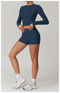Vue détaillée de l'ensemble de yoga bleu marine montrant la texture brossée du tissu