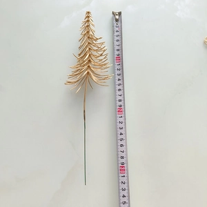 Vue détaillée d'une branche de feuilles dorées de 35cm mesurée avec un mètre sur fond neutre