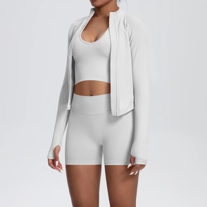 Détails du textile gris clair de l'ensemble yoga avec col montant et passe-pouces