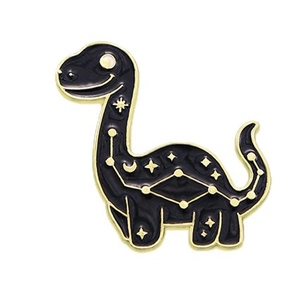 Pin's dinosaure en émail noir avec constellations dorées et motifs de lune
