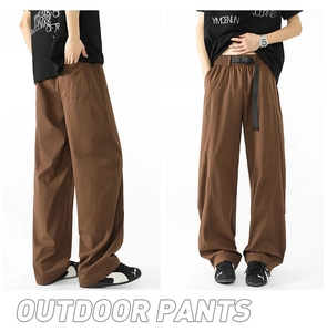 Vista frontal y trasera de pantalones outdoor marrón sueltos con cinturón de hebilla