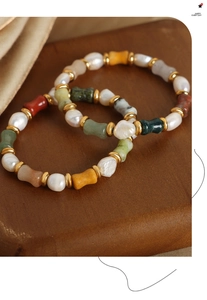 Détail de perles baroques et pierres colorées en bambou avec perles dorées