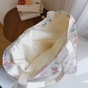 Détail de la poche intérieure et du tissu en coton floral du grand sac cabas en toile