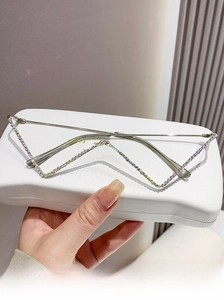 Dettaglio di montatura cat-eye con strass e custodia rigida in pelle bianca