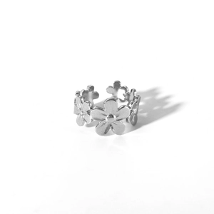Dettaglio di un anello a fiore argento regolabile con design a petali multipli