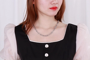 Collana a catena con maglie a infinito in argento in acciaio inox indossata da modella