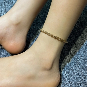 Bracelet de cheville doré élégant pour femme avec maille torsadée en acier inoxydable poli