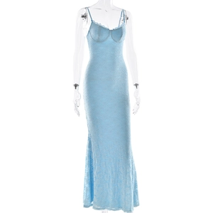 Gros plan sur robe en dentelle bleue avec bustier et ourlet sirène détaillé
