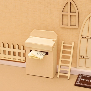 Miniature de maison de poupée de Noël avec boîte aux lettres en bois et tapis de bienvenue