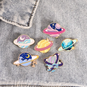 Lot de 6 broches en émail sur le thème de l'espace et des planètes sur denim bleu