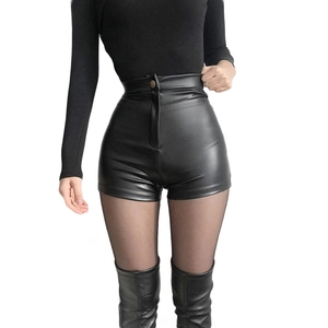 Detail der schwarzen High-Waist PU-Ledershorts mit Metallknopf und glänzender Textur