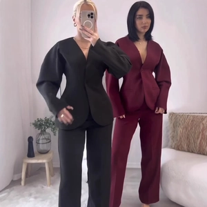 Tailleur Pantalon Et Blazer Col En V Profond Manches Bouffantes Structurées Coupe Ajustée Bureau Élégant Tenues Femmes