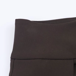 Vue macro détaillée du tissu en sergé marron foncé et des coutures du pantalon de costume