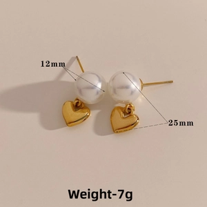 Detailansicht von 12mm Perlenohrringen mit goldenem Herzanhänger und Größenangaben