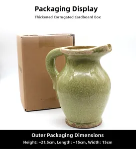 Dettaglio imballaggio di un vaso in ceramica verde crackle con dimensioni specificate