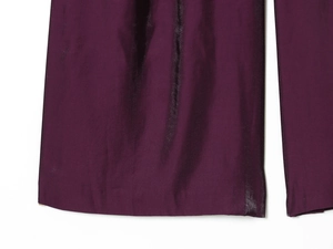 Detailansicht der tiefvioletten Satinhose mit glatter Seidentextur und feinen Nähten