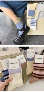 Detalle de calcetines acanalados de algodón peinado que muestran la textura de punto y patrón retro