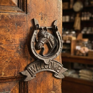 Vintage Gusseisen Pferdekopf Türklopfer Mit Willkommensschild Antiker Hufeisengriff Rustikales Dekoratives Eingangsornament