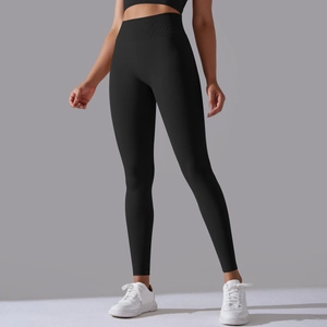 Detail von nahtlosen High-Waist-Yogahosen mit gerippter Textur zur Bauchkontrolle
