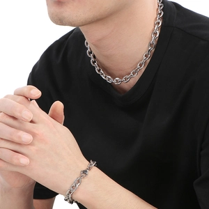 Set minimalista di collana e bracciale in acciaio inossidabile indossato da un modello