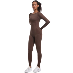 Dettaglio del completo marrone senza cuciture a costine con crop top e leggings a vita alta