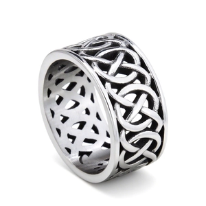 Minimalistischer Edelstahlring mit keltischem Knotenmuster und silbernem Finish