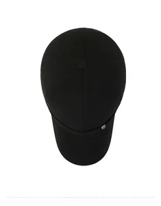 Vista dall'alto di un cappellino da baseball nero a 6 pannelli con logo in metallo argento