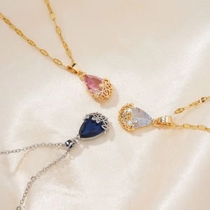 Colliers en zircon en forme de goutte avec gravures florales sur soie crème élégante