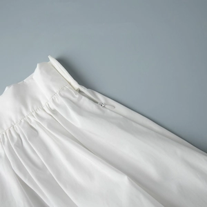 Détail de la taille de jupe en coton avec plis fins et fermeture éclair invisible latérale