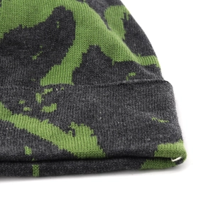 Nahaufnahme der Winterstrickmütze mit grober Textur und Camouflage-Muster am Umschlag