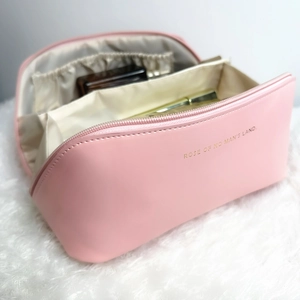 Détail de trousse maquillage rose en cuir PU avec compartiments et doublure douce