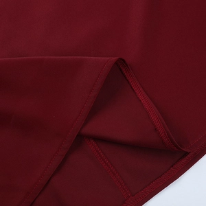 Vue macro détaillée montrant les coutures et la texture du tissu satiné bordeaux