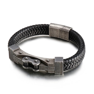 Herren Armband aus geflochtenem Leder mit Vintage-Fahrradkette und Magnetverschluss auf Weiß