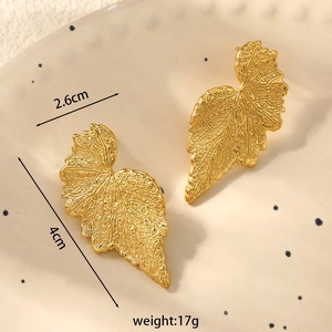 Gros plan détaillé de boucles d'oreilles feuilles dorées, longueur 4cm et poids de 17g