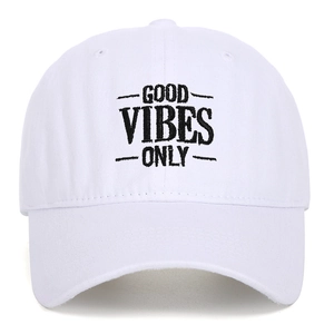 Detail der Good Vibes Only Stickerei auf einer weißen Baseballkappe aus Baumwolle