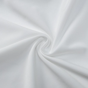 Detailaufnahme von reinweißem Synthetikstrick mit weicher Textur und edlem Faltenwurf