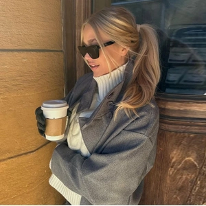Manteau chic en laine grise pour femme avec col montant et boutons à boutonnage simple