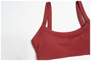 Détail de la brassière de yoga bordeaux montrant les coutures et la texture
