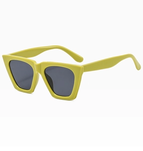 Dettaglio di occhiali da sole geometrici oversize giallo senape con lenti grigie