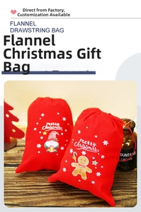 Détail de sacs cadeaux de Noël en velours rouge avec motifs Père Noël et bonhomme de pain