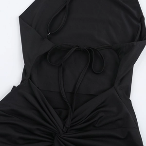 Détail des lanières croisées au dos et fronces sur une robe de soirée noire dos nu