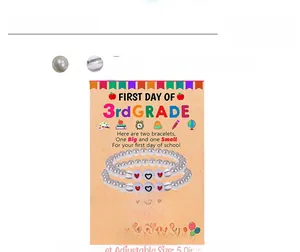 Détail de bracelets en perles de 6mm et cœurs avec taille ajustable sur carte de vœux