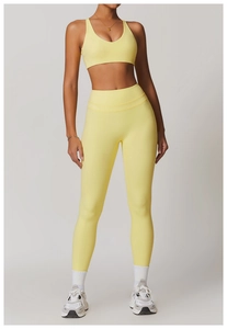 Completo yoga giallo pallido spazzolato con leggings a vita alta e reggiseno sportivo a V