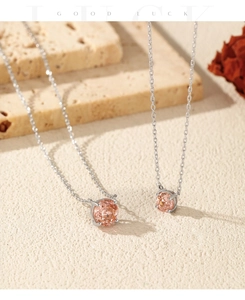Détail de deux colliers en argent sterling S925 avec pendentifs en pierres roses taillées