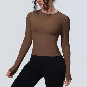 Gros plan d'un t-shirt de yoga marron à manches longues en tissu respirant et coupe ajustée