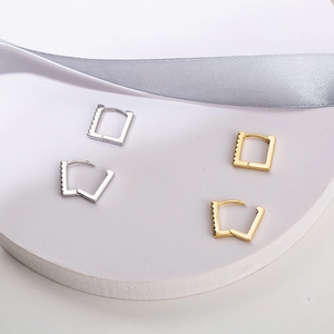 Orecchini a cerchio quadrati minimalisti in oro e argento con raffinati zirconi incastonati