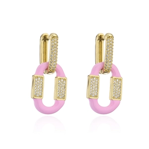 Orecchini Huggie placcati oro 18K con ciondolo in smalto rosa e micro zirconi incastonati